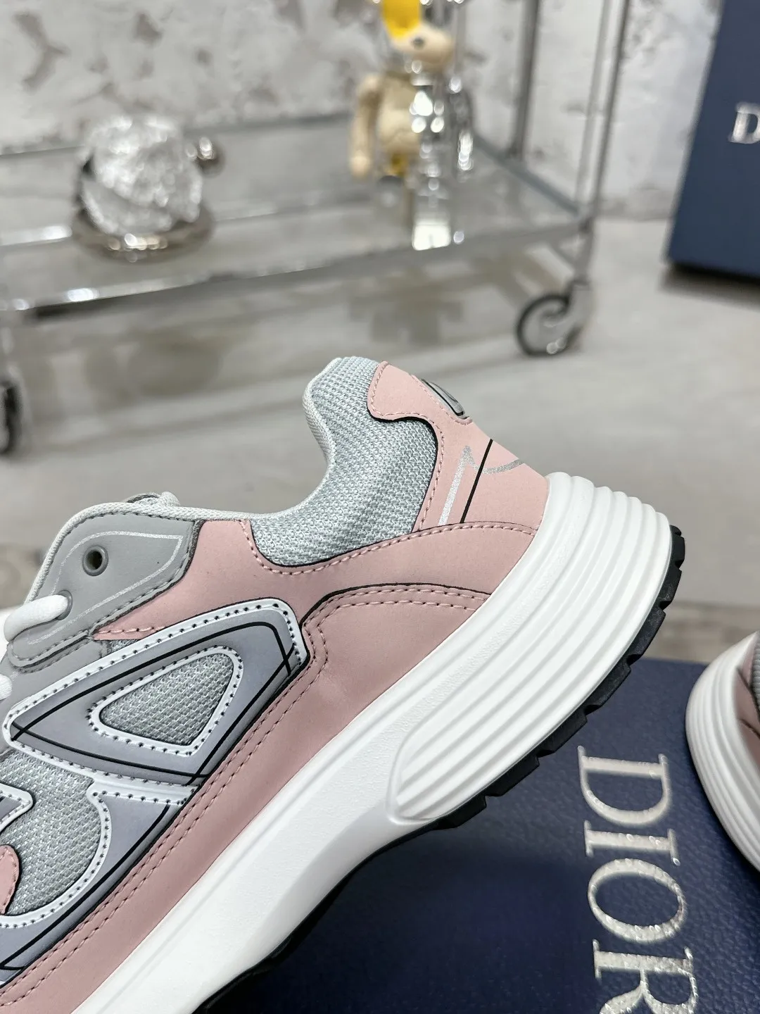 Men's men's shoes 💰600❤️❤️❤️High version Dior Dior's latest color matching B30 series reflective dad sneakers original 17380💰 purchased for development and production Brand new B30 sneakers Dad Shoes style shoes that follow the trend of the retro market The Dior logo on the tongue also indicates that this pair of shoes is the B30 model! B30 uses fine-textured leather and mesh cloth materials to form a shoe body. There are conspicuous letters CD on both sides of the shoe body to indicate identity. Many lines on the shoe body outline details to make the shoes look less monotonous and full of retro flavor. The delivery counter is exquisitely packaged🛍📦 ▪️Fabric: Original customized technical fabric + mesh ▪️Inner lining: Customized breathable lining ▪️Outsole: Original molded IP foam + TPU outsole ▪️Sole thickness: 3.5CM ▪️Size: Women’s size 35-40 / Men’s size 39-46